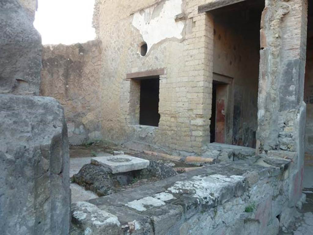 Ins. V 35, Herculaneum, September 2015. Looking south-west across courtyard garden 12, towards doorway and window of diaeta 6.